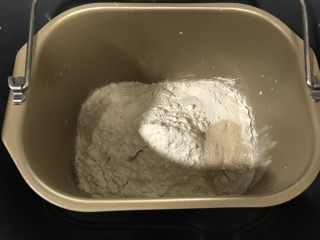 抹茶蜜豆双色吐司,将除黄油外的所有面包材料按照由湿到干的顺序加入面包桶，启动一个和面程序。然后加入黄油，再揉一个和面程序。