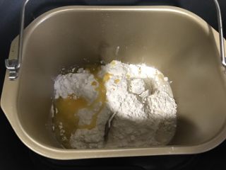 柠檬芝士夹心饼干,将苏打饼干的所有材料和酵化好的牛奶酵母和融化的液体倒入面包桶，揉成光滑的面团