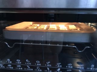 柠檬芝士夹心饼干,放入预热好的烤箱中层，烤12-15分钟