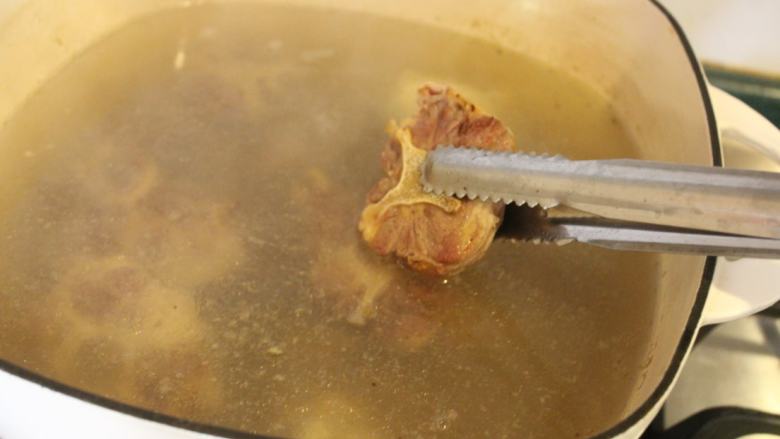牛尾罗宋汤,也将煎好的牛尾放入锅内慢煮。