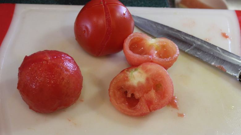 牛尾罗宋汤,蕃茄底部割十字，烫煮后，去皮去籽切小丁。