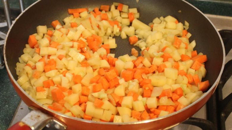牛尾罗宋汤,再放入红萝卜、马铃薯、芹菜