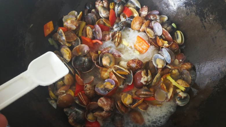 #咸味#蛤蜊粉丝煲,放少许盐，因为蛤蜊有咸味，盐的用量一定要少。