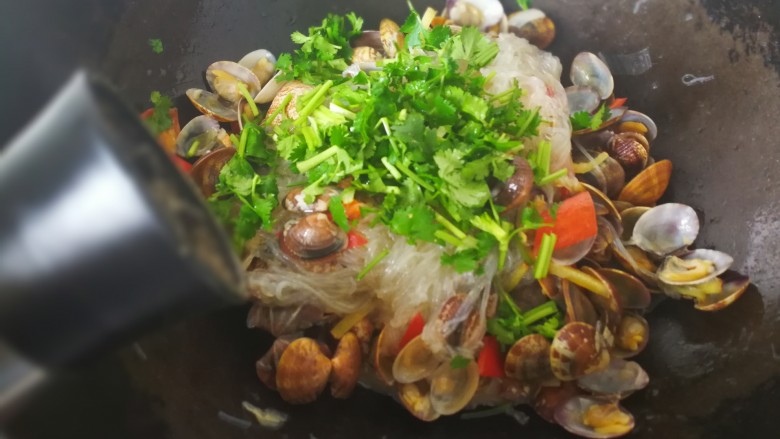 #咸味#蛤蜊粉丝煲,现磨少许黑胡椒碎炒匀后出锅。