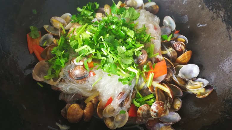 #咸味#蛤蜊粉丝煲,煮至蛤蜊全部开口后放香菜。