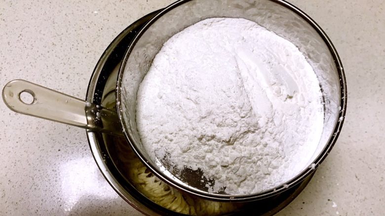 玛格丽特饼干,在黄油中筛入低筋面粉