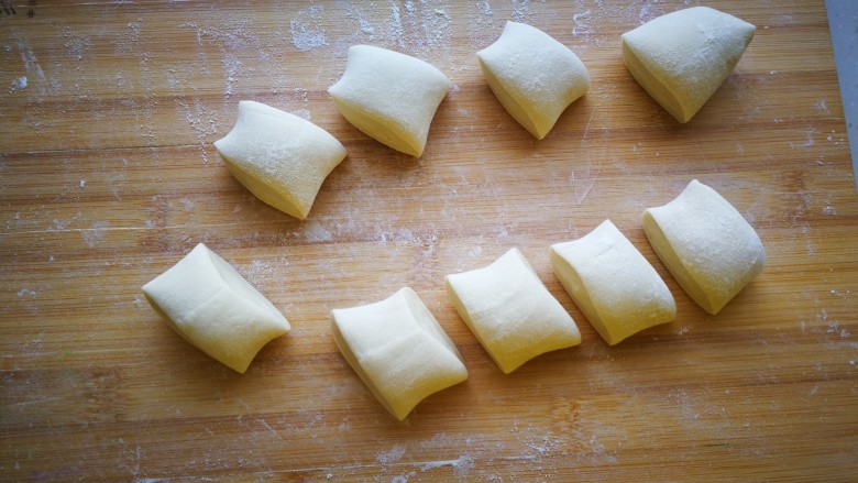 #咸味#黄瓜猪肉水饺,将面团滚成长条状，分割成一个个小剂子。