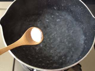 凉拌手撕杏鲍菇,锅中水开后放入盐