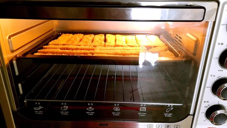 最爱面包＋酥脆椰蓉土司条,把烤盘放进预热好的烤箱里，上火170W，下火200W，烤15分钟，取出烤盘，面包条翻面。再把烤盘放入烤箱，上火100W，下火120W烤13分钟即可。