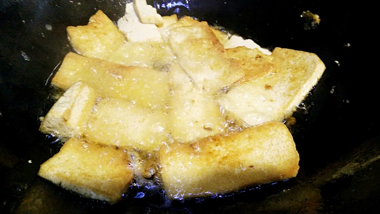 小黄鱼焖豆腐,煎豆腐至黄金色变可捞出