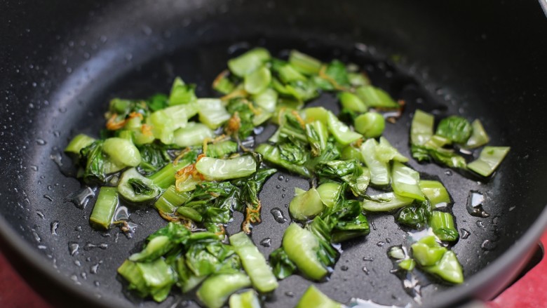 上海咸肉菜饭,翻炒均匀