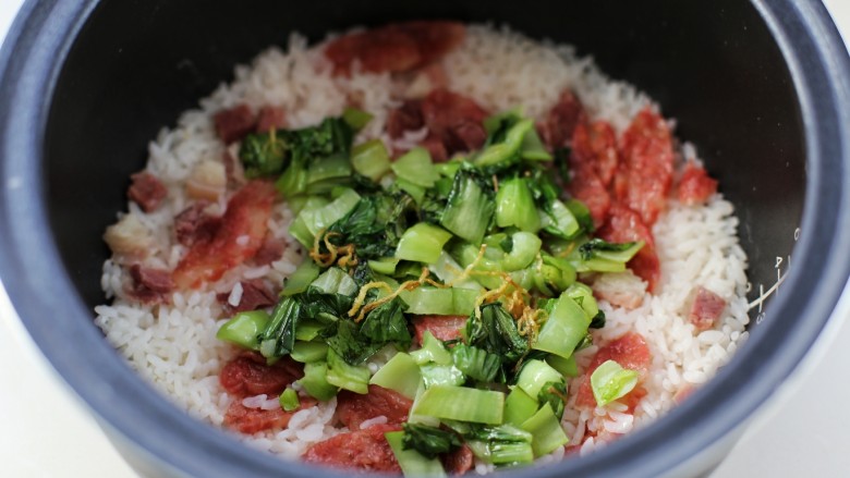上海咸肉菜饭,将炒好的油菜放入米饭中