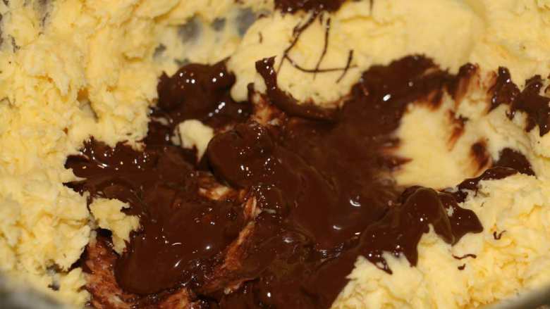 巧克力杏仁曲奇,在步骤①中加⼊入已经隔水融化的巧克力，巧克力液需要放置手温后再加入，搅拌均匀。