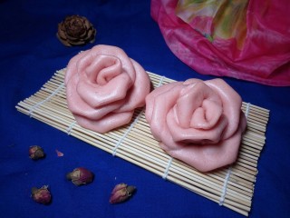 早餐+立体玫瑰花馒头,来个美照，粉嫩粉嫩的，蒸出来有点发大了😂😂