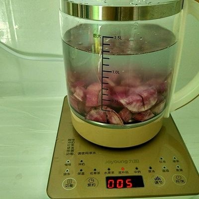 #甜食#紫薯糖水,九阳养生壶注入1000毫升清水，放入紫薯。