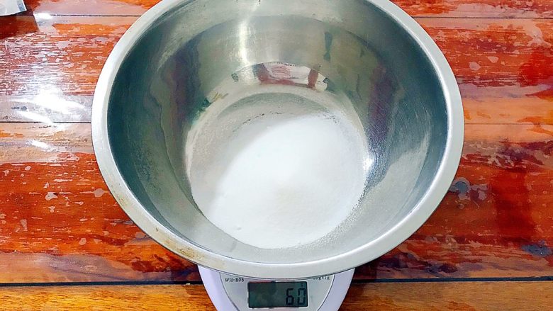早餐+超好吃的牛油果杂果干麦芬
,取一干净的器皿，倒入60g细砂糖！