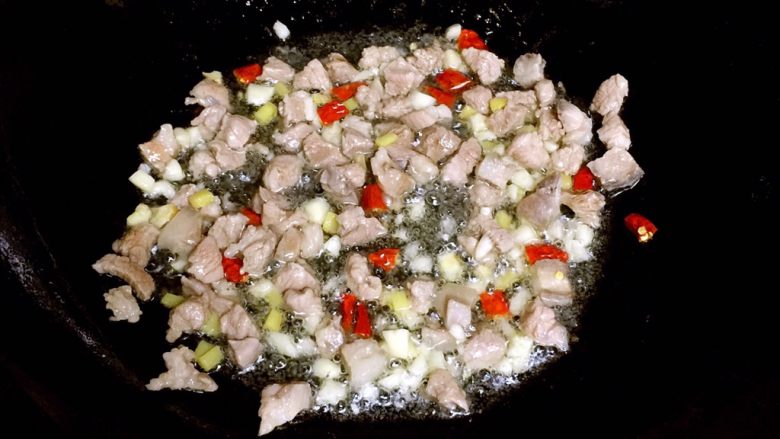 肉末藕丁,放入蒜末和干辣椒段，继续翻炒。