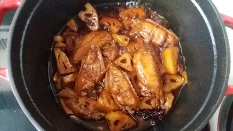 红烧鸡翅莲藕,炖20分钟后打开锅盖浓郁的香味扑鼻而来，在开中火收汁，粘稠明亮的汁裹在莲藕和鸡翅上，颜色特好。