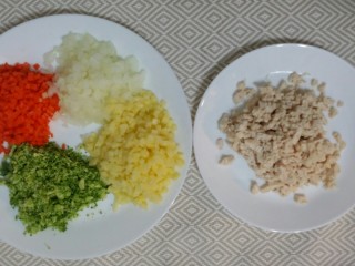 辅食：鸡肉蔬菜粥,鸡肉煮五分后，也切成碎块。