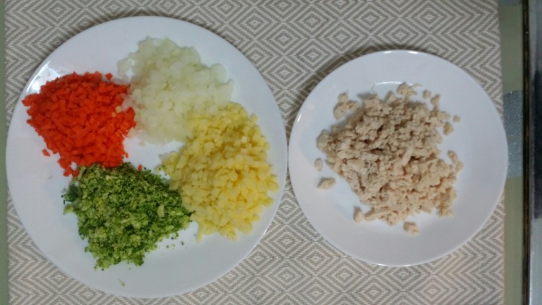 辅食：鸡肉蔬菜粥,鸡肉煮五分后，也切成碎块。