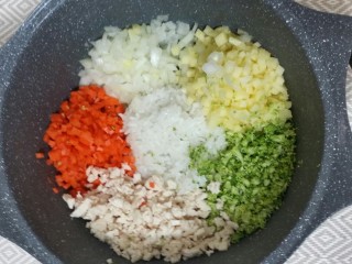 辅食：鸡肉蔬菜粥,把米饭和所有食材入锅，并加水和少量有机盐，水盖住食材即可。加热至煮熟，食材变软即可 。