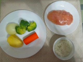 辅食：鸡肉蔬菜粥,先准备好所需材料。