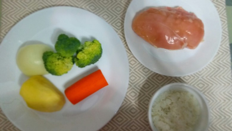 辅食：鸡肉蔬菜粥,先准备好所需材料。