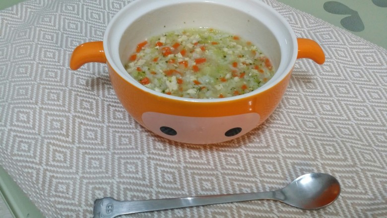 辅食：鸡肉蔬菜粥,盛出就是一碗美味的粥了。