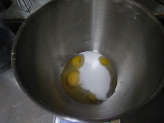 蜂蜜柚子玛德琳,先把鸡蛋，白砂糖称好放入搅拌盆中。
