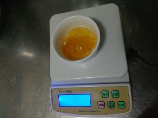 蜂蜜柚子玛德琳,称取蜂蜜柚子茶时，要多舀一点柚子肉柚子皮，尽量不要舀蜂蜜。