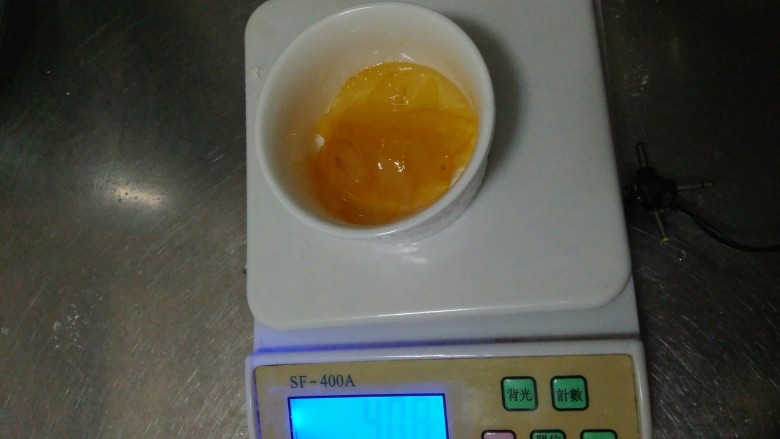 蜂蜜柚子玛德琳,称取蜂蜜柚子茶时，要多舀一点柚子肉柚子皮，尽量不要舀蜂蜜。