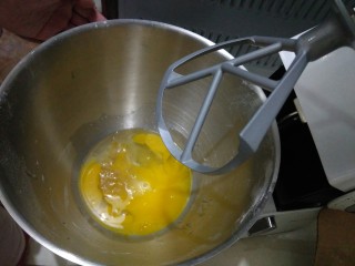 蜂蜜柚子玛德琳,把柚子茶加入搅拌盆，K字搅拌桨，进行搅拌。
