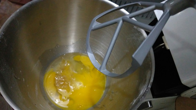 蜂蜜柚子玛德琳,把柚子茶加入搅拌盆，K字搅拌桨，进行搅拌。