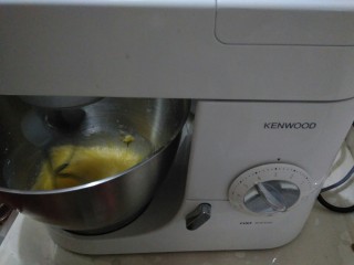 蜂蜜柚子玛德琳,厨师机3档搅拌3分钟。