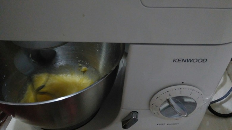 蜂蜜柚子玛德琳,厨师机3档搅拌3分钟。