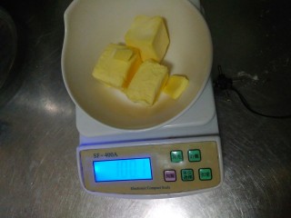 蜂蜜柚子玛德琳,称取黄油，融化成液体。