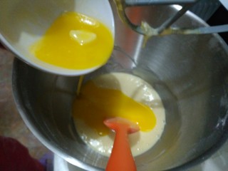 蜂蜜柚子玛德琳,倒入黄油，3档搅拌2分钟。