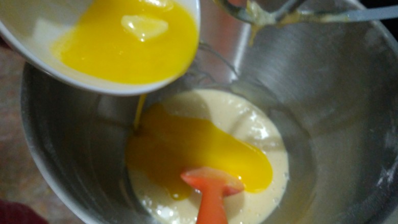 蜂蜜柚子玛德琳,倒入黄油，3档搅拌2分钟。