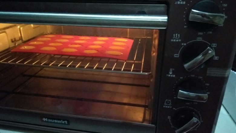 蜂蜜柚子玛德琳,放入预热好的烤箱，上下火190度，中层，8分钟。（根据自己的模具和烤箱调整烤温和时间）烤成金黄色就可以了。