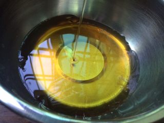 广式蛋黄月饼,油、枧水、糖浆倒入盆里