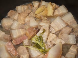 栗栗香,30分钟后拿筷子戳一下肉，熟了就能开始下一步了