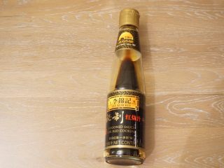 栗栗香,秘制红烧汁，也可以用老抽或者普通酱油（加些白糖调味）