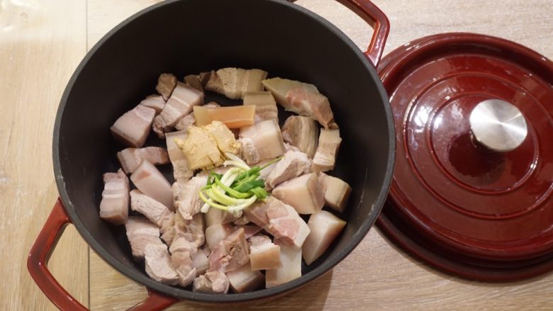栗栗香,焯水后清洗2～3遍五花肉
将肉类放入锅内，加入拍扁的生姜块和葱结