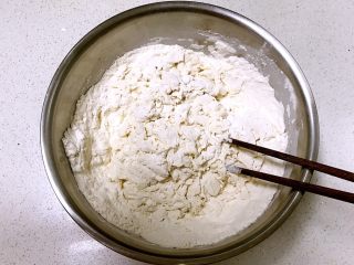 春饼,用开水烫面80%，剩余面粉用冷水和面