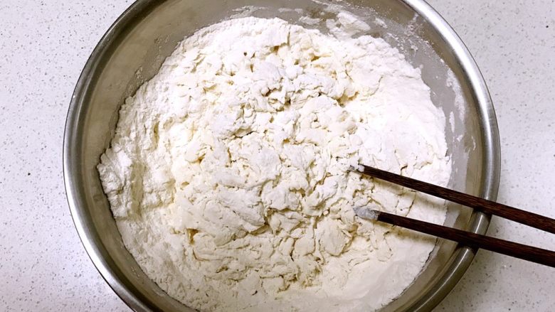 春饼,用开水烫面80%，剩余面粉用冷水和面