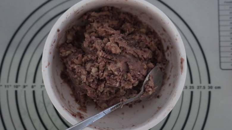 薯你の奇亚籽黑莓果酱冰皮月饼,将果酱和薯泥充分搅拌均匀，也可以更好的粘合