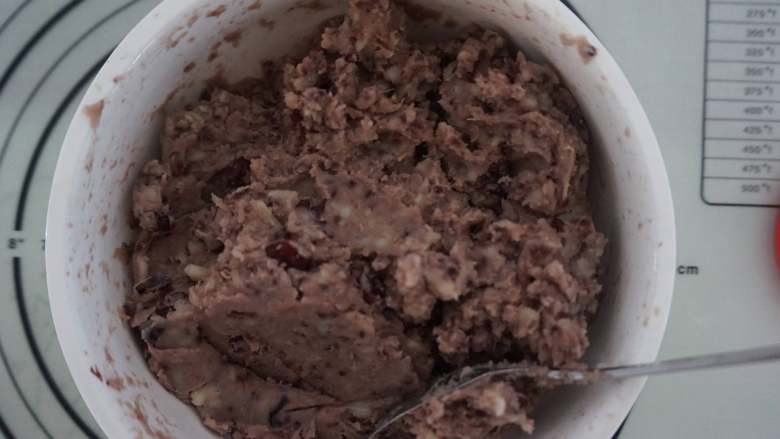 薯你の奇亚籽黑莓果酱冰皮月饼,将蔓越莓干倒入之前混合好的果酱薯泥，再次搅拌均匀备用
