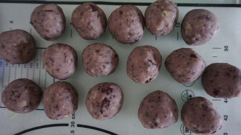 薯你の奇亚籽黑莓果酱冰皮月饼,将果酱薯泥馅分成25g的团子