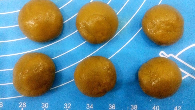 裂纹干果曲奇饼干,冷冻好的面团取出，分成20克一个的剂子揉圆。