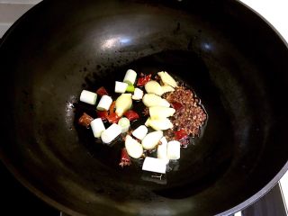 什锦卤煮,热锅凉油，油温6分热的时候加入花椒粒，大料，肉蔻和干红辣椒，翻炒1分钟后加入姜片和葱段，煸炒出香味